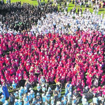 Gemeinsam etwas Grosses geschaffen - Ein Highlight des Jugendfestes: Die Schülerinnen und Schüler stellen sich für das Wohler Wappen auf der grossen Badi-Wiese auf.