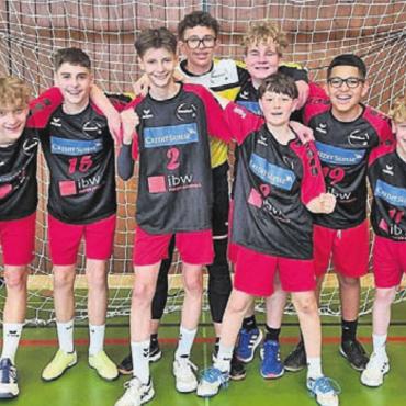 Silbermedaille für die Bez-Jungs - Die erfolgreiche Klasse der Bez 1c mit (v. l.) Gian Kuhn, Dominik Glarner, Avraj Toor, Gerti Dervishaj, Markus Seiler, Levin Matrascia, Sevin Maag und Rafael Visnevskis Dos Reis.