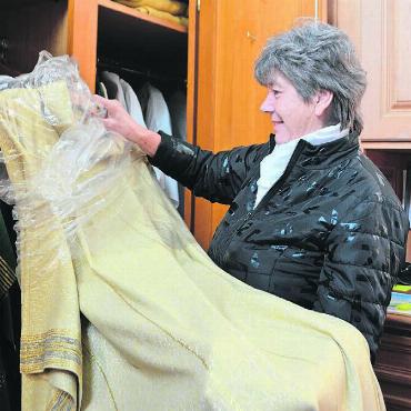 Wie die Mutter und die Tochter - Das Bereitstellen der Kleider ist eine der vielen Aufgaben, die eine Sakristanin übernimmt. Rita Meier hat das über 24 Jahre lang gemacht. Bild: Annemarie Keusch
