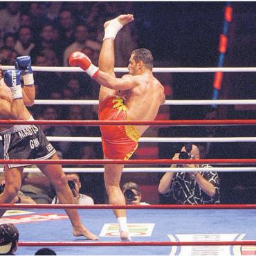 Legenden sterben nie - Eine Technik, die viele Namen trägt, doch jedem als «Andy-Kick» bekannt ist. Der Wohler Andy Hug (rechts) attackiert damit an der K1-Fight-Night am 5. Juni 1999 im Zürcher Hallenstadion seinen Gegner Stefan Leko. Bild: Archiv / Andy Müller