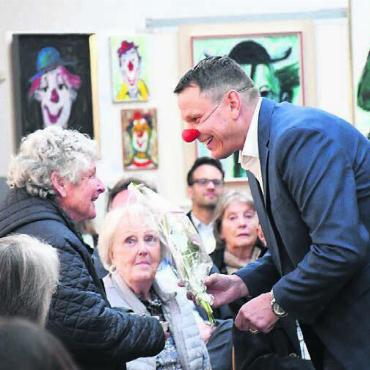 Der Weg zur inneren Wahrheit - Gemeinderat Roland Vogt zog sich eine rote Nase über, passend zum Ausstellungsnamen, und begrüsste Marietta Klarer-Castiglioni, die Tochter des Künstlers, herzlich.