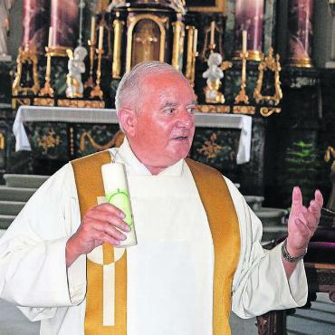 Er war immer für die Menschen da - Hier wirkte er 16 Jahre lang eindrucksvoll: Pius Emmenegger in «seiner» Pfarrkirche in Wohlen. Bild: Archiv
