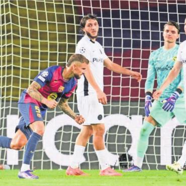 Zwischen Ekstase und Blamage - Inigo Martinez (links) bejubelt das Tor zum 3:0 für Barcelona. Marvin Keller (zweiter von rechts) und seine Teamkollegen können nur zusehen. Bild: Freshfocus