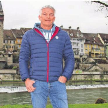 Für strahlende Kinderaugen - Markus Wertli mit der Reuss im Hintergrund. Gleich neben dieser Stelle wird am Samstag der Zieleinlauf sein, bei dem er die Medaillen verteilen darf. Bild: Josip Lasic
