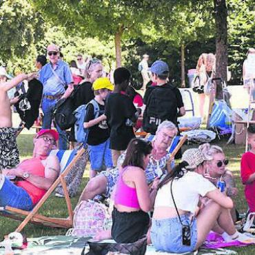 Gemeinsam etwas Grosses geschaffen - Über 30 Grad: Schattenplätze waren beliebt am heissen Samstagnachmittag.