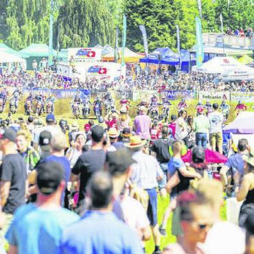 Grosse Show gehört dazu - Topfahrer, Prominenz und beste Motorsport-Unterhaltung: das Pfingstcross in Muri. Bild: Simon Huwiler