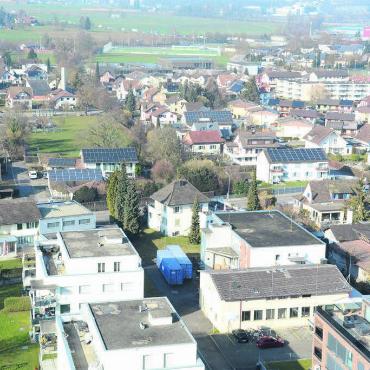  - Auf immer mehr Dächern in Villmergen sind Solaranlagen montiert. Damit das Netz stabil bleibt und um besser auf die Preise im Strommarkt reagieren zu können, will die Gemeinde ein Batterieenergiespeichersystem realisieren. Bilder: Archiv
