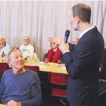 Andere Meinungen aushalten - In der Villmerger Braui kamen sich Fernsehmacher und Publikum näher. Arthur Honegger, Moderator der Nachrichtensendung 10 vor 10, beantwortete Fragen und nahm Lob, aber auch Kritik entgegen. Bilder: Chregi Hansen