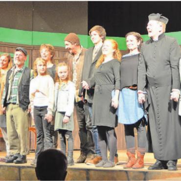 Zusatzaufwand, der sich lohnte - Viel Applaus und volle Ränge: Die Theatergruppe Bünzen durfte sich für ihre Produktion zum 40-Jahr-Jubiläum feiern lassen. Bilder: Archiv