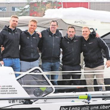 «Achilles» soll Pazifik erobern - Die Mitglieder des Swiss Raw-Teams auf ihrem neuen Boot «Achilles», mit dem sie die Pacific Challenge in Angriff nehmen werden (von links): Samuel Widmer, Yassin Boussena, Teammanager Yves Neupert, Ingvar Groza, Jan Hurni. Bilder: Josip Lasic