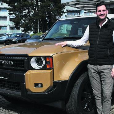 Fahrgefühl erleben - Frühlingsausstellung bei der Erwin Dubler AG (von links): Andreas Dubler und Markus Dubler schlagen einen neuen Weg ein. Bild: mo