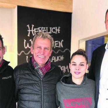 Unkonventionelle Erfolgsgeschichte - Der langjährige Chef und seine Nachfolger: Philipp Bösiger, Marisa Taveres und Ueli Galli (v. l.) übernehmen von Thomas Rüppel (2. v. l.). Bild: zg