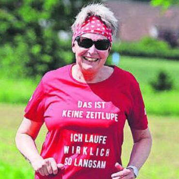 Eine Banane reicht nicht - Mit Spass dabei. Das Lachen und ihr Spruch auf dem Shirt sind Zeugen.