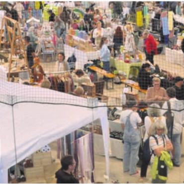 Von Hand und von Herzen - Der Kreativmarkt ist mittlerweile zum beliebten Anlass und zum Publikumsmagneten in der Eishalle geworden. Organisiert von Bruno und Carola Strebel (kleines Bild unten). Bild: zg