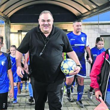 Wie im Flipperkasten - Schwingerboss Stefan Strebel war als Schiedsrichter mit viel Spass dabei.