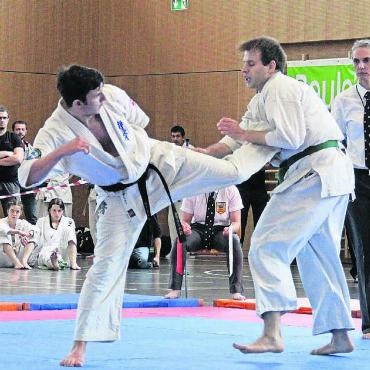 Felber verteidigt den Titel - David Wyss (rechts) vom Karate-Club Anglikon läuft in einen Konter von Simon Zurfluh. Trotzdem reicht es auch für ihn zu einer Silbermedaille.