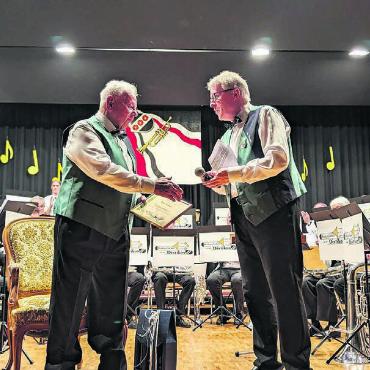 Seit 70 Jahren aktiv dabei - Besonderer Moment: Hans Stocker erhielt für 70 Jahre aktives Musizieren eine Urkunde überreicht. Bild: zg