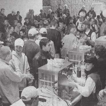 Zwei wie Hopfen und Malz - 30. September 2000: Volle Hütte an der Eröffnung in der alten Färberei in Villmergen.
