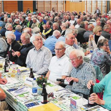 Fröhliches Wiedersehen - Die 450 Turnveteranen aus dem ganzen Kanton genossen das gemütliche Zusammensein und das Wiedersehen in der Niederwiler Mehrzweckhalle. Bilder: zg