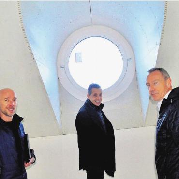 Raiffeisen-Bau ist auf Kurs - Ein prägendes Element sind die Rundfenster im Dachgeschoss des Wohnhauses. Sie nehmen Bezug auf den nahen Kirchturm. Von links: Bauleiter Thomas Zürcher, Reto Schoch, Leiter der Baukommission, und Bankleiter André Bächinger. Bild: Thomas Stöckli