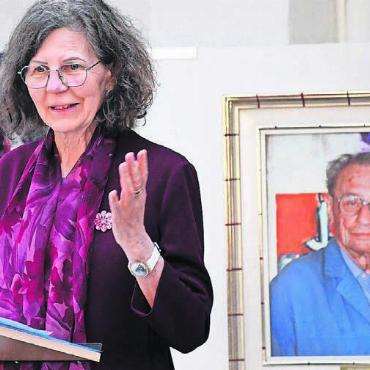Der Weg zur inneren Wahrheit - Verena Schütz, Co-Präsidentin der Kunstkommission, und ein Porträt von Giani Castiglioni. Bilder: Daniel Marti