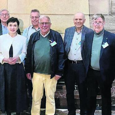Hochkarätige Politrunde - Besuch im Bundeshaus: Die ehemaligen Wohler Parlamentarier inklusive amtierendem Einwohnerratspräsidenten wurden von der Politprominenz willkommen geheissen. Vorne von links Nationalrat Matthias Jauslin, Ständerätin Marianne Binder und Organisator Hans Hübscher. Bild: zg