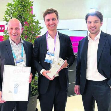 «Es war einfach fantastisch» - Mit Award ausgezeichnet: Martin Laubacher (links) mit den Lumvin-Firmengründern Kristjan Jozipovic und Besfort Biljali (rechts).