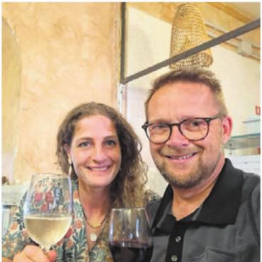Weiter ein Männergremium - Neu im Gemeinderat: Niklaus Lusser stösst mit seiner Frau in den Ferien auf den Wahlerfolg an. Bild: zg