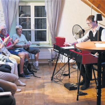 Wohlens Herzschlag der Kultur - Im letzten Moment umgestellt: Erzähler Jörg Meier (rechts) erhielt mit Lukas Stäger Verstärkung.