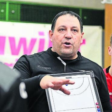 Rätselhafter Trainerwechsel - Mimmo Di Simone gibt seinen Spielern taktische Anweisungen. Das gehört der Vergangenheit an. Er ist nicht mehr Trainer beim TV Muri. Bild: Archiv/awa