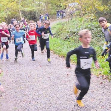 Aufwärmen mit dem Sprint-Profi - Die Läufer werden lautstark angefeuert. Hier ein «Spalier» an der Laufstrecke.
