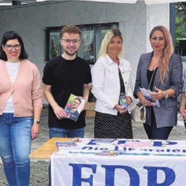 Drei Kernthemen vorgestellt - Die FDP an der Standaktion in Wohlen (v. l.): Mäni Baur, Sarmenstorf; Susan Diethelm, Oberlunkhofen; Lionel Zingg, Wohlen; Denise Strasser, Wohlen; Aferdita Sokolaj, Bremgarten; Susanne Gygax, Widen; Lucia Ambühl-Riedo, Sarmenstorf; Tim Hoffmann, Tägerig; Peter Werder, Bremgarten. Bild: zg