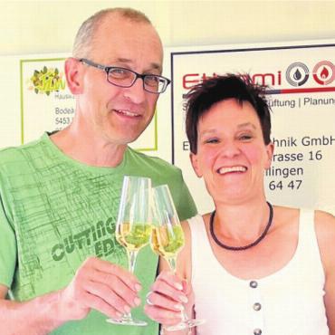 Das «Rössli» auf vier Rädern - Anita und Hanspeter Wohler freuen sich über den Festanhänger. Bilder: wam