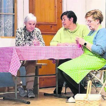 Viel los auf dem Hof - Auf dem Haller-Hof sind Männer prinzipiell unerwünscht. Doch wie das Leben so spielt, kommt es erstens anders und zweitens, als man denkt. Bild: zg