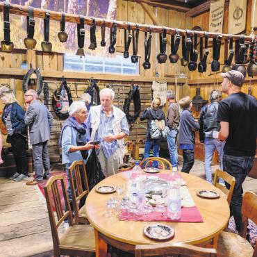 Wohlens schönste Seite - Das Steigassmuseum wird erneut für das Festival «Punkt und Halbi» geöffnet. Es bildet zudem die Kulisse für den Jodlerklub Heimelig Villmergen. Bilder: Archiv/pd