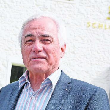 Mit 3 Klicks zur Schnupperlehre - Marcel Lüthi wohnt schon lange in Regensberg, kommt aber immer wieder gerne nach Wohlen, wo er aufgewachsen ist. Vom Schlössli zeigt er sich beeindruckt. «Das ist doch die Bruchbude, die mehrfach gebrannt hat», sagt er. Bild: Chregi Hansen