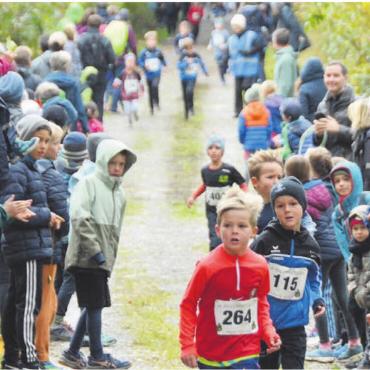 Von Benjamin gefordert - So lässt es sich einfach rennen – die Kinder in allen Kategorien wurden vom Streckenrand aus fleissig angefeuert. Bilder: Annemarie Keusch