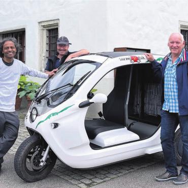 Sogar im Himalaja getestet - Viel Freude rund um ein kleines Gefährt (v. l.): Raja Prasad alias «Babu», Roger Jaquet und Ammann Meinrad Baur. Bilder: Britta Müller