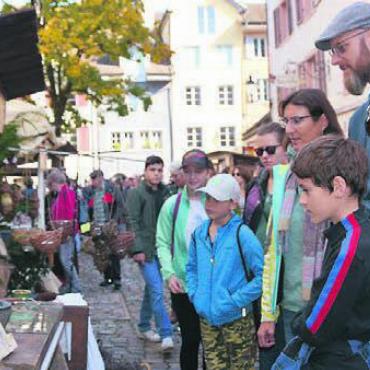 «Der Markt ist der Renner» - Manuel Heusser (links) faszinierte mit seinen Naturfarben die Marktbesucher.