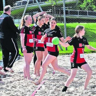 Der erste gelungene Wurf im Sand - Das Freiämter Team siegte in der weiblichen U16-Kategorie.