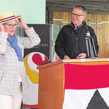 Waldrundgang unter Zeltdach - Gemeindeammann Arsène Perroud bedankte sich mit einem Wohler Strohhut bei der Gastreferentin Ruth Portmann.