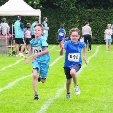 Dem Regen davongerannt - Im Vollsprint dem Ziel entgegen: Die Villmerger kamen am Samstag in den Genuss vieler spannender Rennen. Bilder: Chregi Hansen