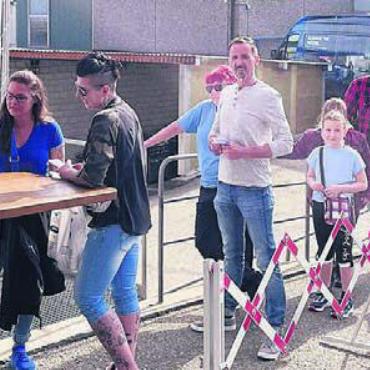 Gölä war gefragt - Stargast Gölä nahm sich Zeit für seine Fans und signierte alles, was gewünscht war – bis hin zu einer Motorhaube. Bild: zg