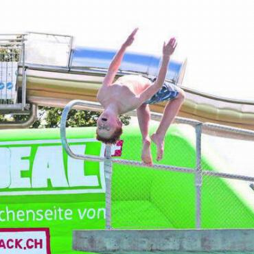Umzug mit Nebengeräuschen - Solche Sprünge und Saltos wird es auch künftig am Big Splash Contest zu sehen geben – dieses Jahr allerdings in Villmergen. Bild: Archiv/jl