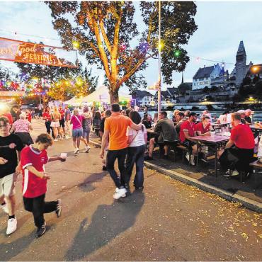 Musik, Genuss – und die WM - Eine Erfolgsgeschichte: Bereits zum siebten Mal lädt Bremgarten im Sommer zum Reussfoodfestival mit seiner unvergleichlichen Atmosphäre – heuer zeitgleich mit der WM. Wie 2024 dürfte man hier an Schweizer Spieltagen also manch rotes T-Shirt erspähen. 
Bilder: Archiv/huy