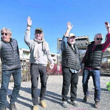 JAHRESRÜCKBLICK - Bilder, Menschen, Emotionen - Im Mai wird die Pétanque-Anlage beim Sternenplatz eröffnet. Nun dürfen alle diesen Ort der Begegnung nutzen – auch diese vier prominenten Wohler (das Bild ist im März entstanden). Von links: Andreas Weber, Ruedi Bürgi, Peach Weber und Adrian Meyer.