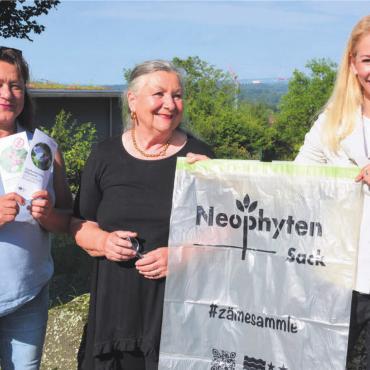 Impulse für Umweltschutz - Sie setzen sich zusammen mit vier weiteren Personen für die Umwelt ein: (v. l.) Angela Grüsner, Ingrid Vitali und Esther Werthmüller. Bild: Roger Wetli