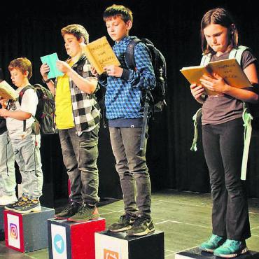 Die Kirsche auf der Torte - Stehen im Stück «Liebes Tagebuch» auf der Bühne: von links Sarah Hunn, Mattis Savoia, Dario Marlof, Luca Malfatti, Jamiro Villiger und Deva Krämer.