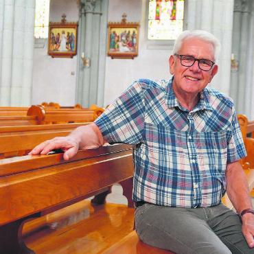 Viel Geschichte, unsichere Zukunft - Walter Hess in der Boswiler Pfarrkirche. Hier singt und gestaltet er als Teil des Kirchenchors jeweils Gottesdienste mit. Bild: Annemarie Keusch