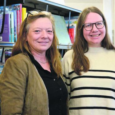 Grenzen sprengen - Sie freuen sich über das Programm und hoffen auf viele Interessierte: Monika Landmann von der Fachstelle Integration Freiamt (links) und Melanie Müller, die Leiterin der Bibliothek. Bild: Chregi Hansen